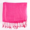 mini: Różowa chusta 202×68 cm (+/-3) z frędzlami. Gładka, z delikatnym połyskiem, idealna jako szal na co dzień i na wyjścia. (1)