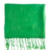 mini: Zielona chusta 202×68 cm (+/-3) z frędzlami. Gładka, z delikatnym połyskiem, idealna jako szal na co dzień i na wyjścia. (1)