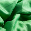mini: Zielona chusta 202×68 cm (+/-3) z frędzlami. Gładka, z delikatnym połyskiem, idealna jako szal na co dzień i na wyjścia. (5)