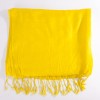 mini: Żółta chusta 212×70 cm (+/-3) z frędzlami. Gładka, z delikatnym połyskiem, idealna jako szal na co dzień i na wyjścia. (1)