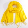 mini: Żółta chusta 212×70 cm (+/-3) z frędzlami. Gładka, z delikatnym połyskiem, idealna jako szal na co dzień i na wyjścia. (2)
