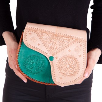 Unikatowa torebka z naturalnej skóry – elegancki dodatek inspirowany orientem, wykonany ręcznie przez marokańskich rzemieślników.