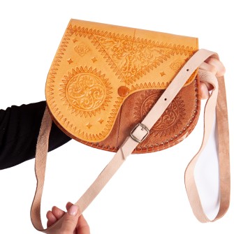 Obrazek dla: Stylowa skórzana torebka handmade – klasyczny design, orientalne wzory i trwałe wykonanie, idealne dla miłośniczek etnicznych akcesoriów.