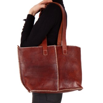Rzemieślnicza torebka ze skóry naturalnej w rdzawym kolorze. Shopper 40x25x15 cm z dekoracyjnymi, jasnymi przeszyciami i trzema kieszeniami.