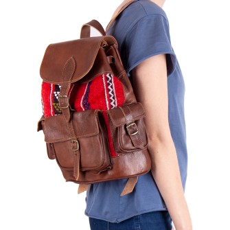 Obrazek dla: Brązowy plecak z naturalnej skóry z wełnianym etnicznym wzorem. Ręcznie wykonany w Maroku, cztery kieszenie
