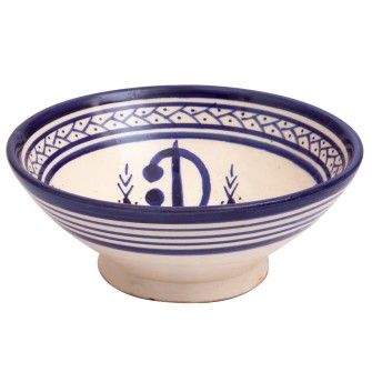 Obrazek dla: Marokańska miska wykonana z czerwonej gliny, szkliwiona na biało i pomalowana w ciemno granatowe wzory. Miseczka stylizowana na słynną ceramikę z miasta Fez.