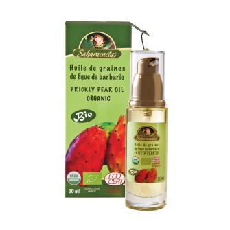 Obrazek dla: Olej z opuncji figowej zapakowany jest w szklaną butelkę z przezroczystego szkła oraz wysoką, złotą pompkę ułatwiającą dozowanie produktu. Oryginalnie olej zapakowany jest w zielony kartonik z wizerunkiem owocu opuncji figowej, z którego pozyskuje się małe pestki, do wytłoczenia tego cennego surowca. Olej z opuncji figowej polecany jest do pielęgnacji skóry dojrzałej oraz z pierwszymi oznakami starzenia. Redukuje widoczność zmarszczek oraz poprawia napięcie skóry.