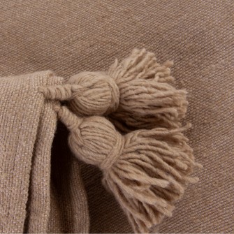 Ręcznie tkany beżowy pled z bawełny, chwosty. Ciepły akcent do salonu i sypialni, idealny na prezent.