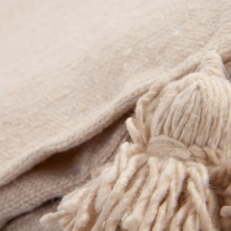 Duża, jasnobeżowa narzuta bawełniana w stylu boho. Ręcznie tkany pled XL z ozdobnymi chwostami. Idealny na łóżko.