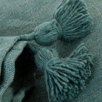 Ręcznie tkany pled w kolorze butelkowej zieleni. Kwadratowa narzuta z bawełny, wykończona frędzlami. Idealna do wnętrz vintage.