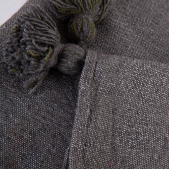 Grafitowa narzuta bawełniana. Ręcznie tkany pled w kolorze ciemnoszarym z ozdobnymi chwostami. Idealny dodatek do wnętrz loftowych i nowoczesnych.