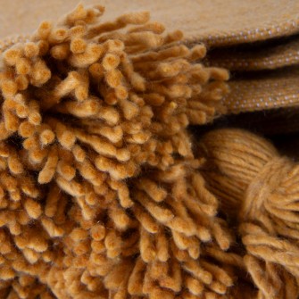 Miodowa narzuta bawełniana. Ręcznie tkany pled w kolorze musztardowym z ozdobnymi chwostami. Ciepły dodatek do salonu i sypialni.