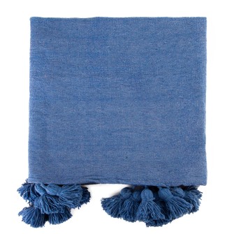 Obrazek dla: Niebieska narzuta bawełniana w kolorze dżinsowym. Ręcznie tkany, kwadratowy pled z ozdobnymi chwostami. Stylowy dodatek do wnętrz Hampton i nowoczesnych.
