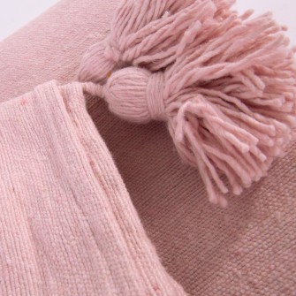 Ręcznie tkany, kwadratowy pled z chwostami. Pastelowy dodatek do sypialni i pokoju dziewczęcego.