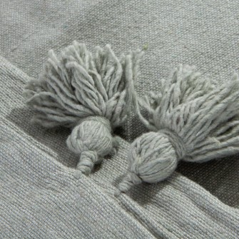 Bawełniany pled 182x102 cm w kolorze khaki. Ręcznie tkana narzuta o strukturze ziarnistej. Idealny dodatek do wnętrz