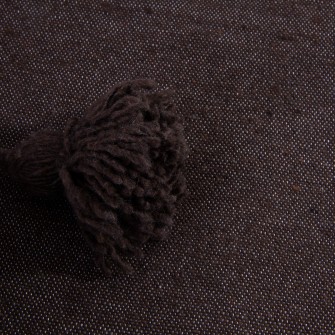 Czekoladowy pled bawełniany. Ręcznie tkana narzuta w kolorze ciemnego brązu z chwostami. Elegancki dodatek do sypialni i gabinetu.