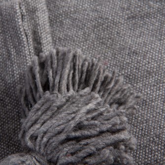 Grafitowy pled bawełniany. Ręcznie tkana narzuta w kolorze ciemnoszarym z chwostami. Nowoczesny dodatek do wnętrz loftowych i skandynawskich.