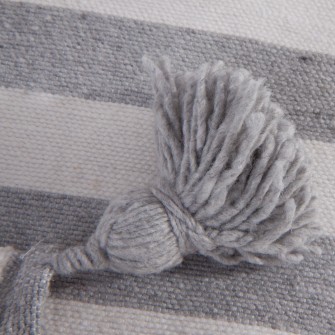 Białoszary pled bawełniany w pasy. Ręcznie tkana narzuta w stylu marynistycznym z chwostami. Idealny dodatek do wnętrz Hampton i na plażę.