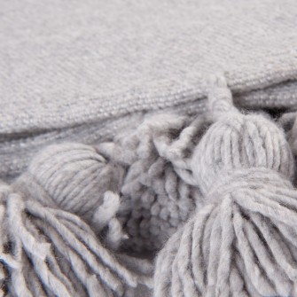 Szary pled bawełniany. Ręcznie tkana narzuta w kolorze popielatym z chwostami. Uniwersalny dodatek w stylu skandynawskim.