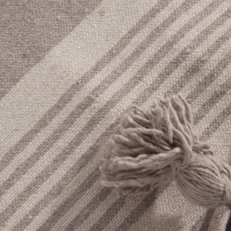 Duża beżowa narzuta na łóżko. Bawełniany pled XXL w paski z frędzlami. Idealne nakrycie na duże łóżko małżeńskie w stylu boho.