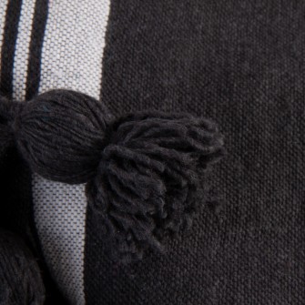 Czarna narzuta w białe paski. Bawełniany pled ręcznie tkany. Nowoczesny dodatek w stylu skandynawskim i loft.