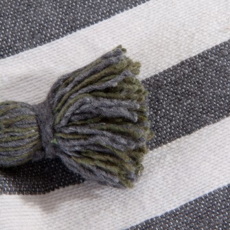 Duża narzuta w pasy. Bawełniany pled w kolorze białografitowym. Idealne nakrycie na duże łóżko w stylu marynistycznym i modern.