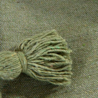 Duża narzuta bawełniana w kolorze groszkowej zieleni. Pled z chwostami. Energetyczny dodatek do sypialni w stylu boho.