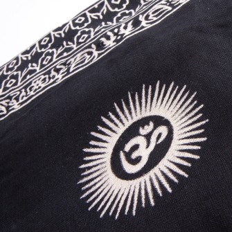 Czarna chusta z rayonu 182×98 cm z jasnym wzorem Om i ornamentami. Lekka, miękka, łatwa do wiązania i stylizacji.