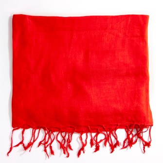 Obrazek dla: Czerwona chusta 188×68 cm z frędzlami. Lekka, półtransparentna, gładka w kolorze, idealna jako szal lub okrycie na ramiona