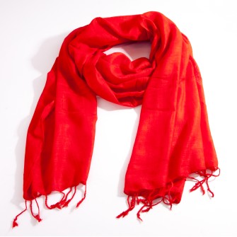 Czerwona chusta 188×68 cm z frędzlami. Lekka, półtransparentna, gładka w kolorze, idealna jako szal lub okrycie na ramiona