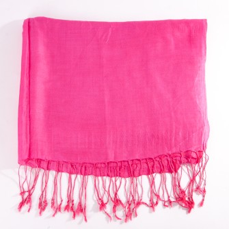 Obrazek dla: Różowa chusta 202×68 cm (+/3) z frędzlami. Gładka, z delikatnym połyskiem, idealna jako szal na co dzień i na wyjścia.