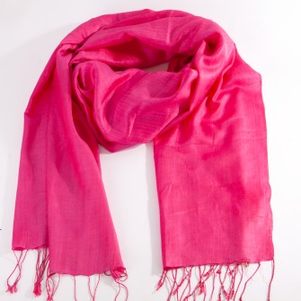 Różowa chusta 202×68 cm (+/3) z frędzlami. Gładka, z delikatnym połyskiem, idealna jako szal na co dzień i na wyjścia.
