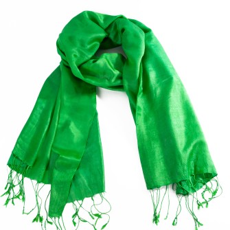 Zielona chusta 202×68 cm (+/3) z frędzlami. Gładka, z delikatnym połyskiem, idealna jako szal na co dzień i na wyjścia.