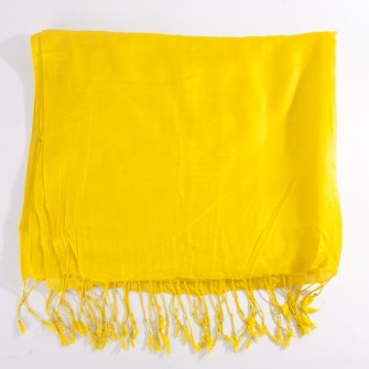 Obrazek dla: Żółta chusta 212×70 cm (+/3) z frędzlami. Gładka, z delikatnym połyskiem, idealna jako szal na co dzień i na wyjścia.