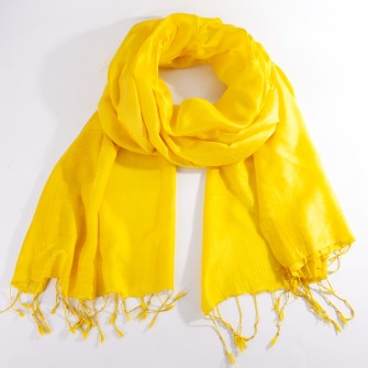 Żółta chusta 212×70 cm (+/3) z frędzlami. Gładka, z delikatnym połyskiem, idealna jako szal na co dzień i na wyjścia.